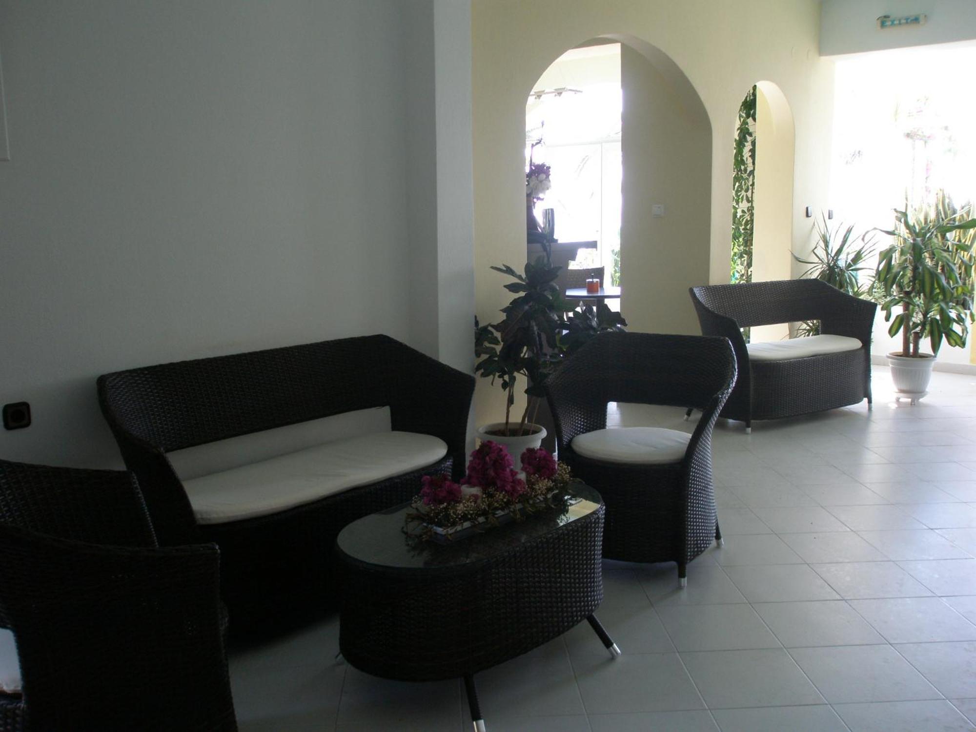 Haris Hotel Apartments And Suites Paralia Vrachou Bagian luar foto